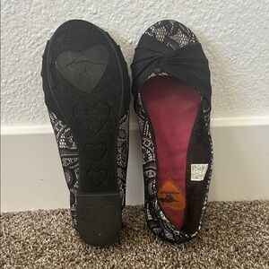 ‼️free w/purchase‼️Rocket Dog Black Lace Flats with Pink Insole